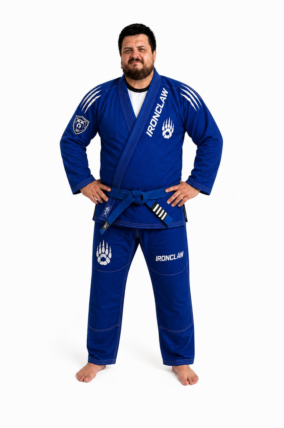 Modelo entrenando con kimono IronClaw color azul