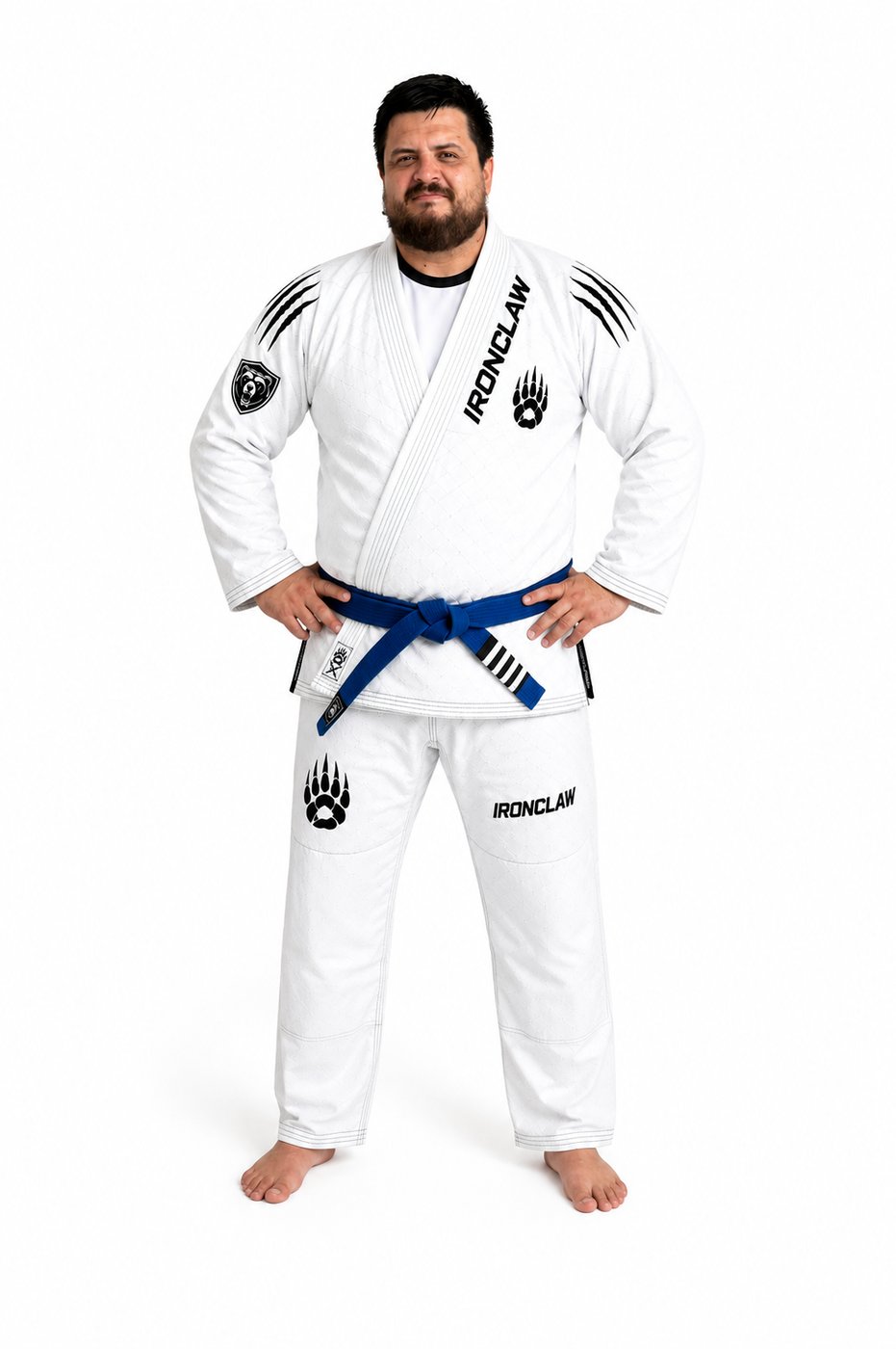 Modelo entrenando con kimono IronClaw color blanco